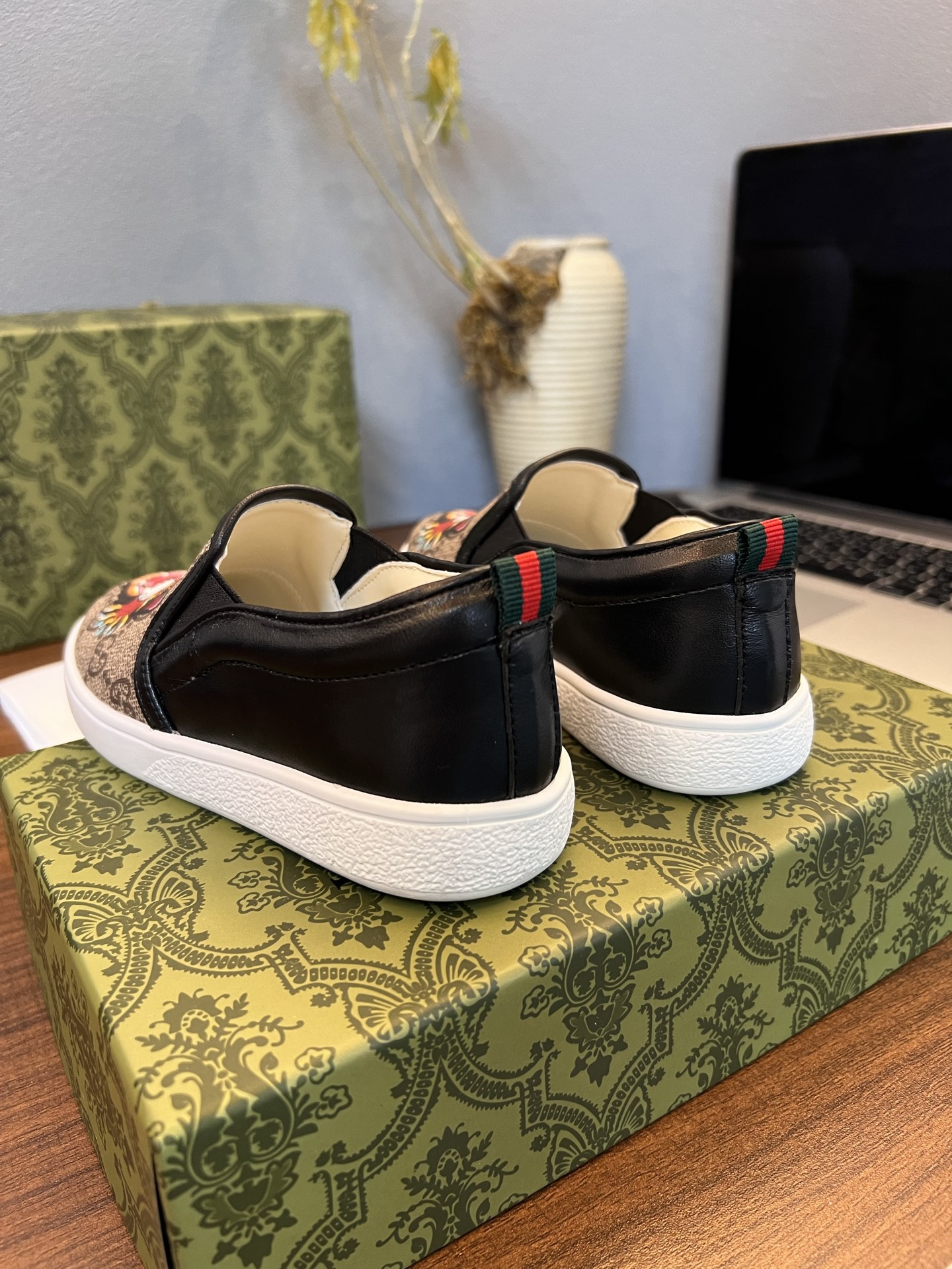 Children's shoes child